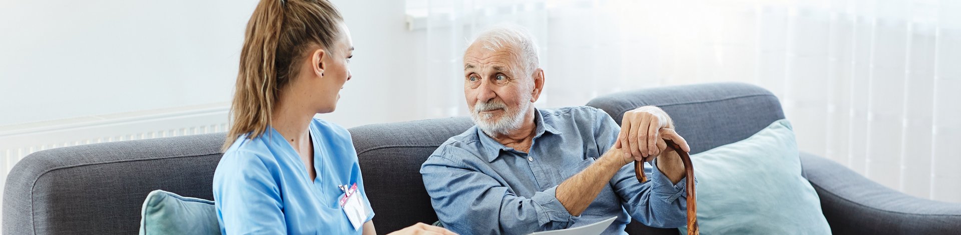 Junge Pflegerin bei Senior